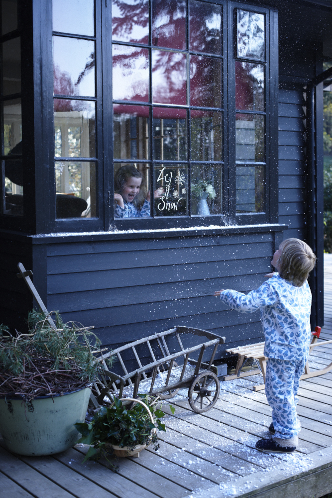 Let It Snow! Kids Peeping 19
